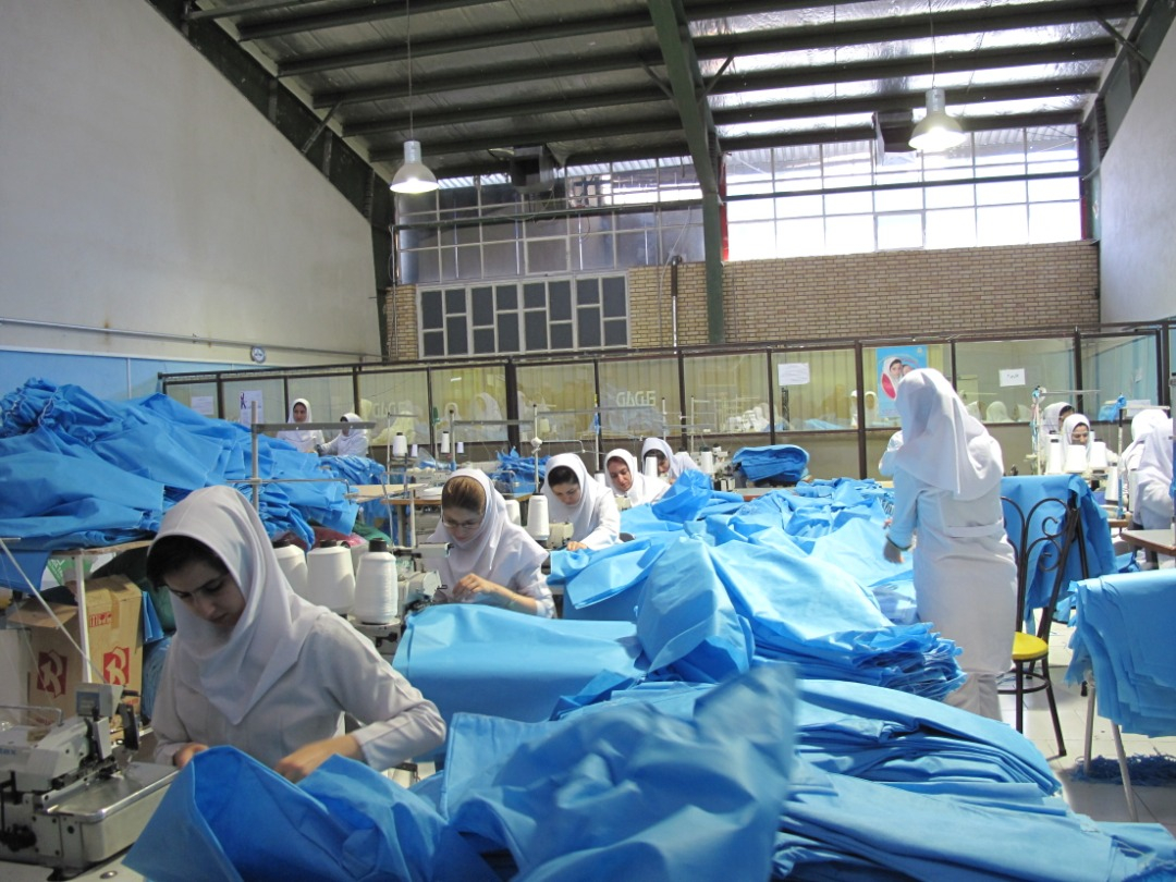 تجارت گردان | تولید ۶۰ هزار لباس ایزوله بیمارستانی با مشارکت بنیاد برکت